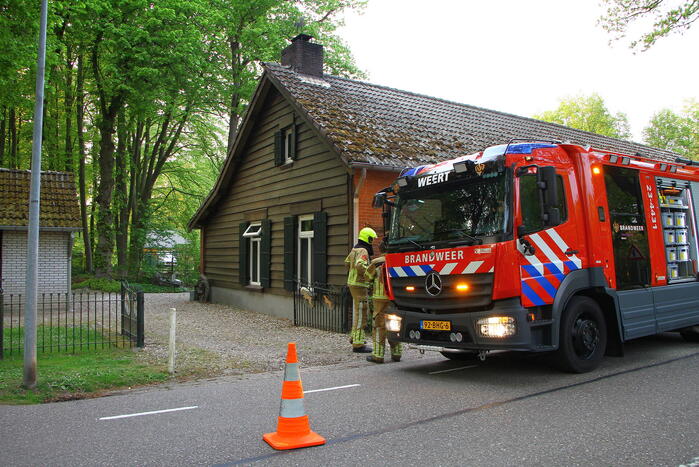 Brandweer controleert schoorsteen na brand