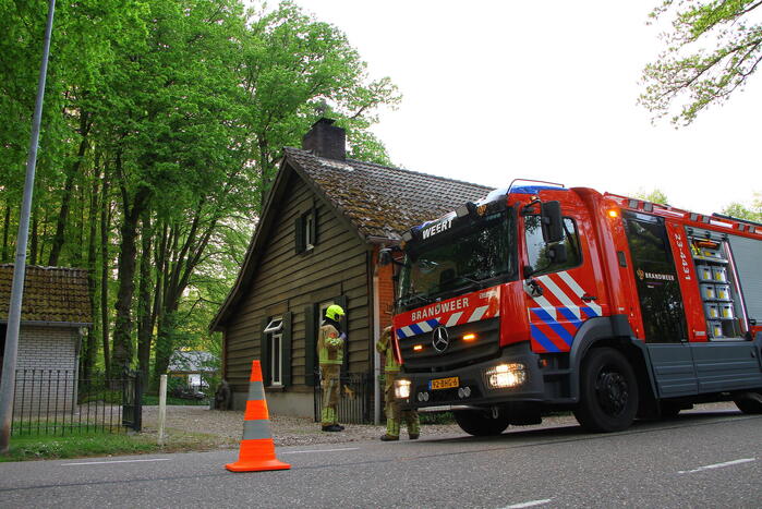 Brandweer controleert schoorsteen na brand