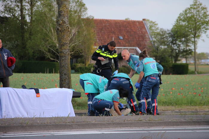 Motorrijder zwaargewond na lancering over rotonde