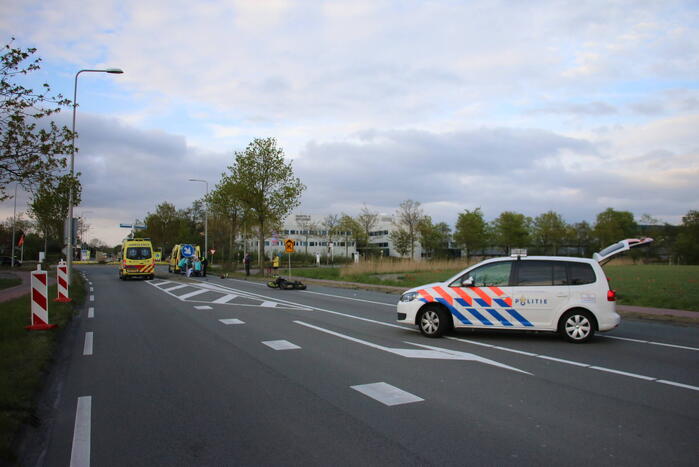 Motorrijder zwaargewond na lancering over rotonde