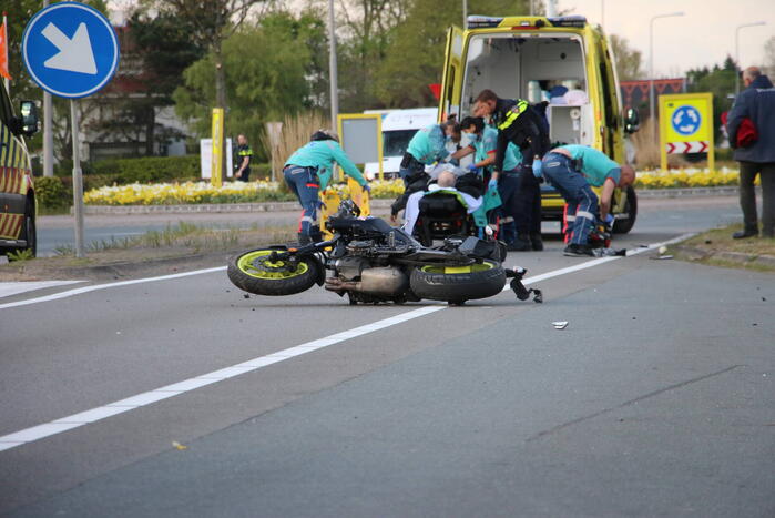 Motorrijder zwaargewond na lancering over rotonde