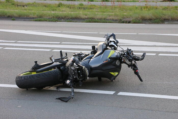 Motorrijder zwaargewond na lancering over rotonde