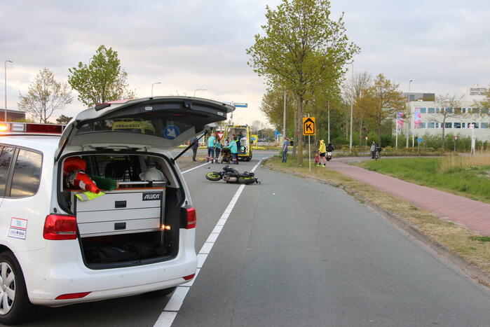 Motorrijder zwaargewond na lancering over rotonde