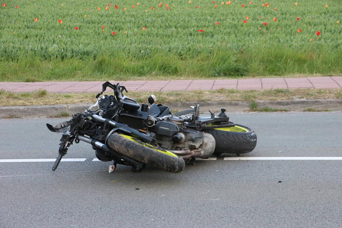Motorrijder zwaargewond na lancering over rotonde