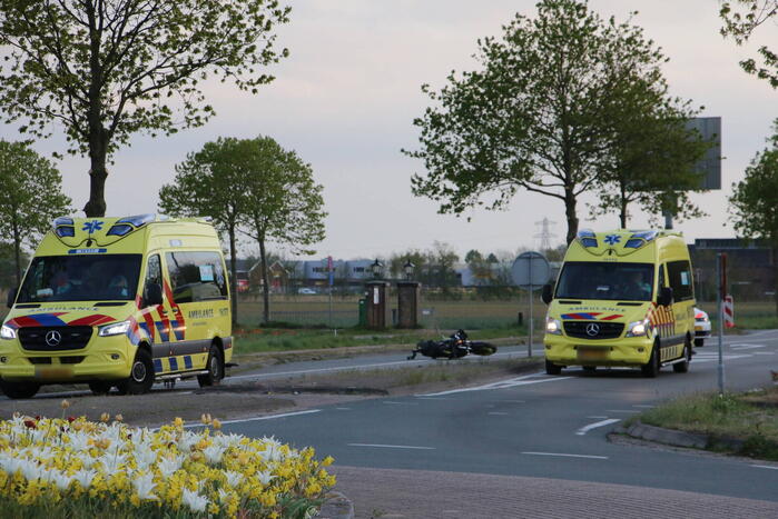 Motorrijder zwaargewond na lancering over rotonde