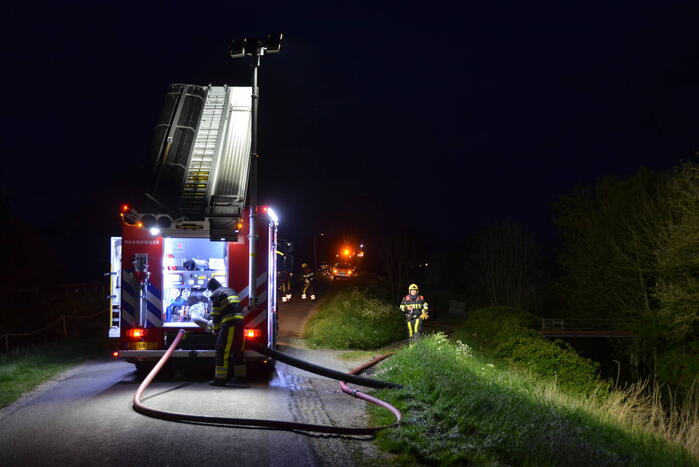Brandweermannen blussen brand in keuken