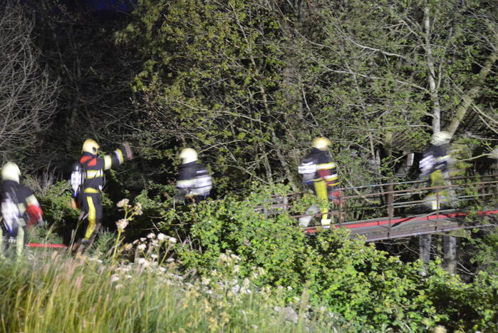 Brandweermannen blussen brand in keuken