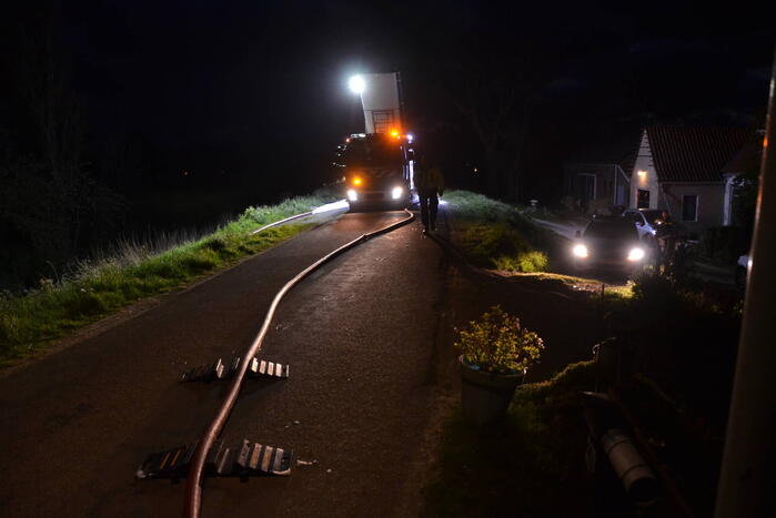 Brandweermannen blussen brand in keuken