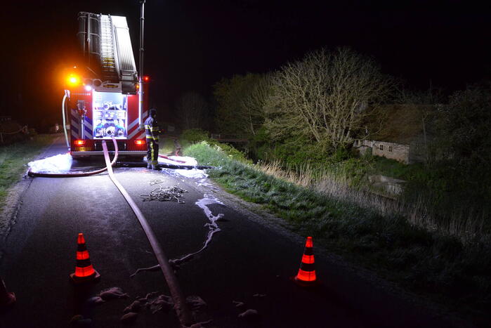 Brandweermannen blussen brand in keuken