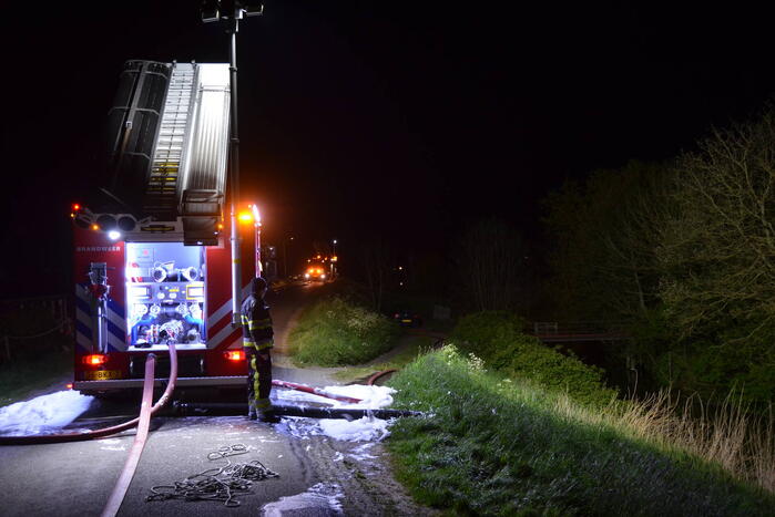 Brandweermannen blussen brand in keuken