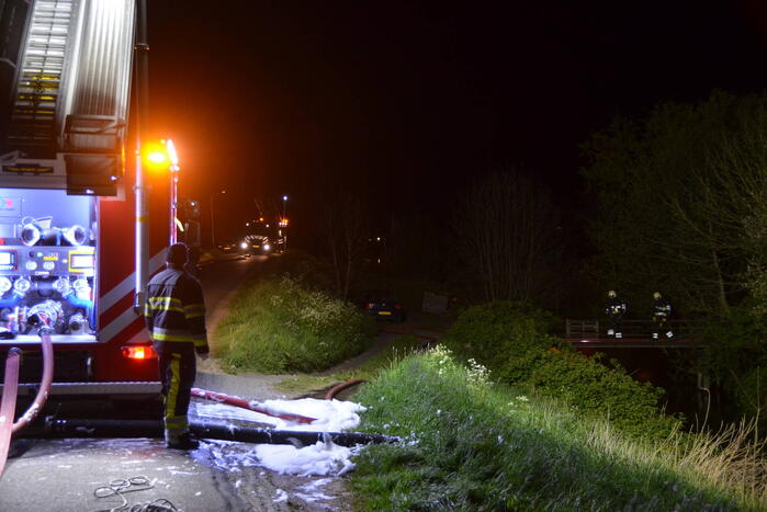 Brandweermannen blussen brand in keuken