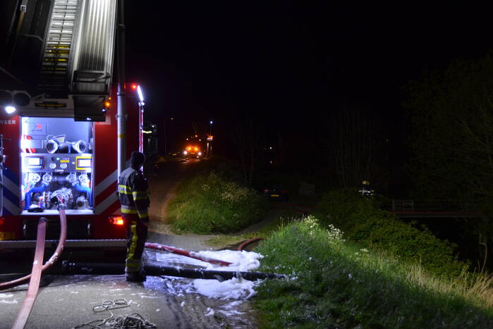 Brandweermannen blussen brand in keuken