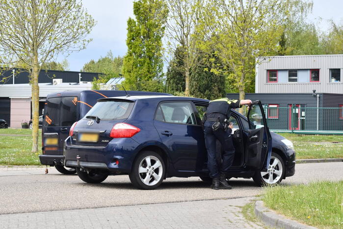 Auto's botsen bij keermaneuvre