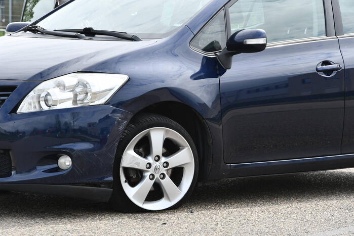 Auto's botsen bij keermaneuvre