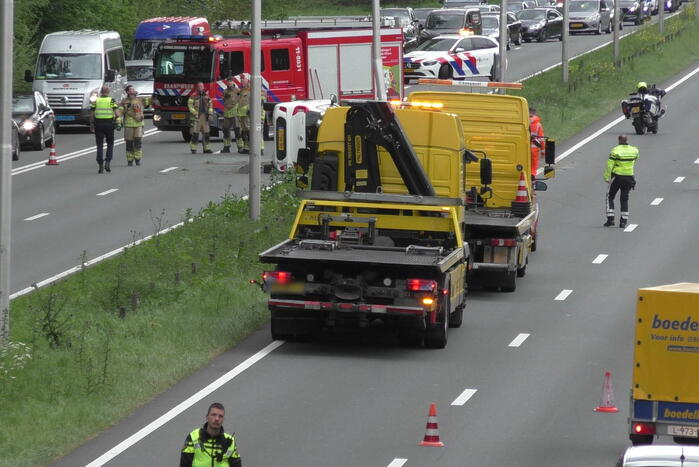 Auto belandt op zijkant naar aanrijding