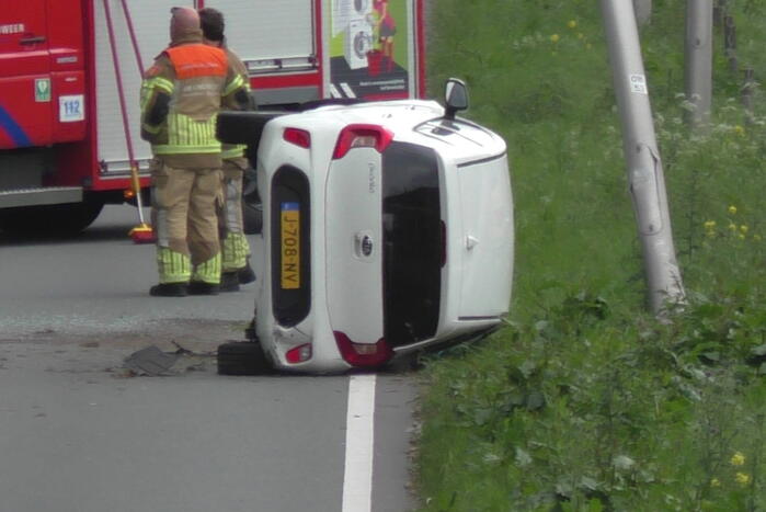 Auto belandt op zijkant naar aanrijding