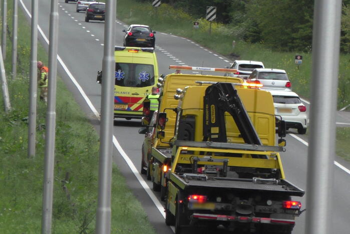 Auto belandt op zijkant naar aanrijding