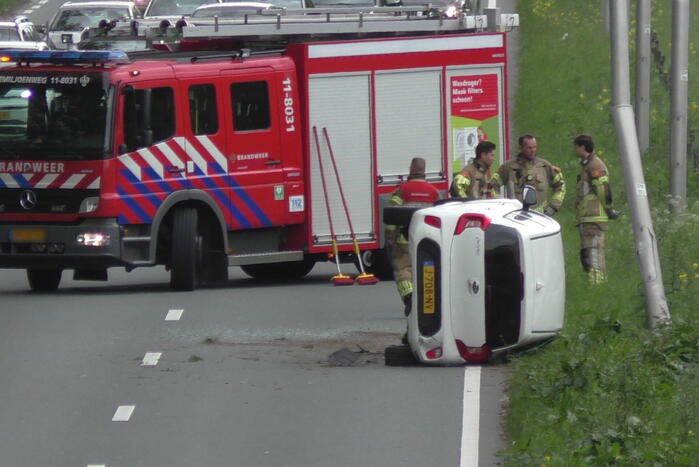 Auto belandt op zijkant naar aanrijding