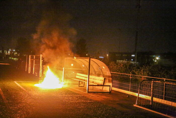 Vlammen op voetbalveld vanwege brand in afvalcontainer