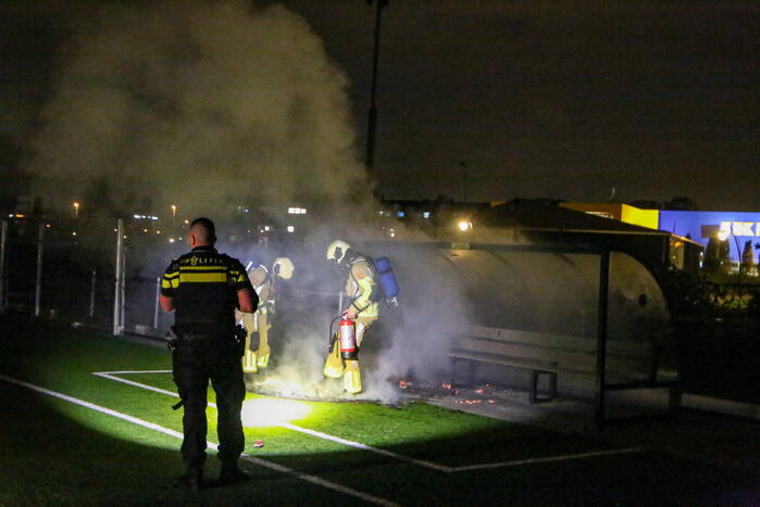 Vlammen op voetbalveld vanwege brand in afvalcontainer