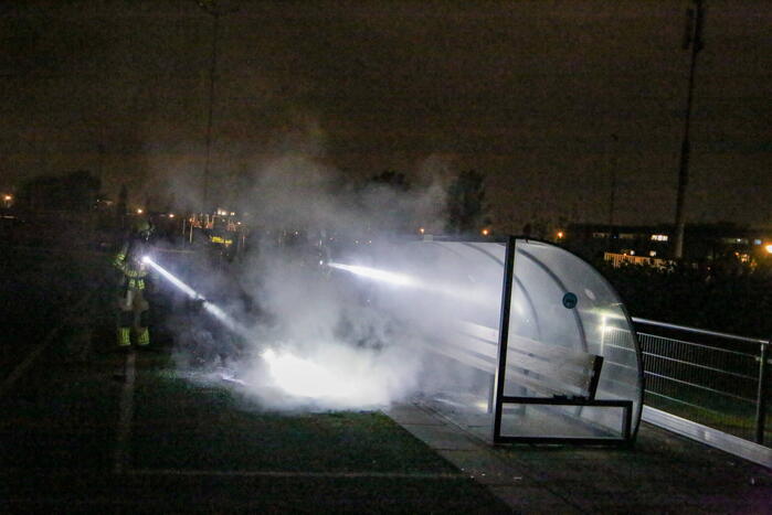 Vlammen op voetbalveld vanwege brand in afvalcontainer