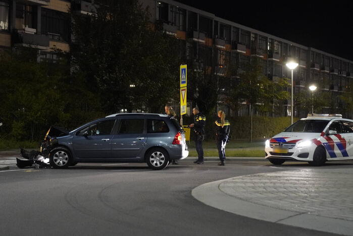 Automobilist eindigt tegen lantaarnpaal