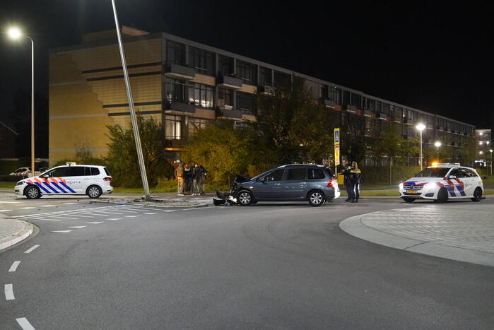 Automobilist eindigt tegen lantaarnpaal