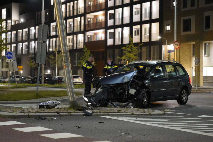 Automobilist eindigt tegen lantaarnpaal