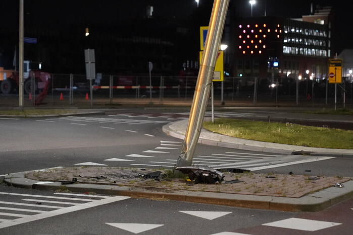 Automobilist eindigt tegen lantaarnpaal