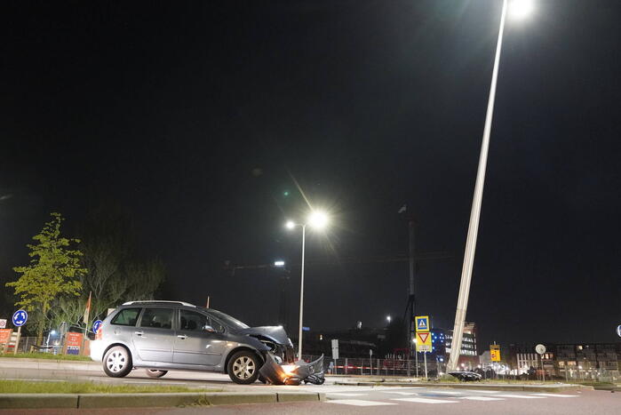 Automobilist eindigt tegen lantaarnpaal