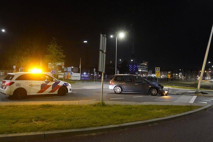 Automobilist eindigt tegen lantaarnpaal