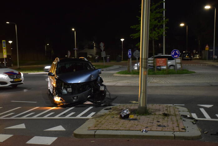 Automobilist eindigt tegen lantaarnpaal