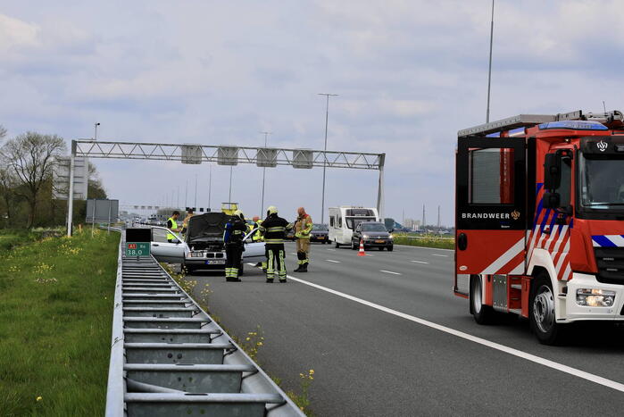 Brandweer blust autobrand op snelweg