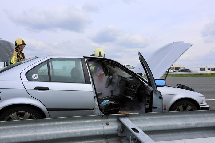 Brandweer blust autobrand op snelweg