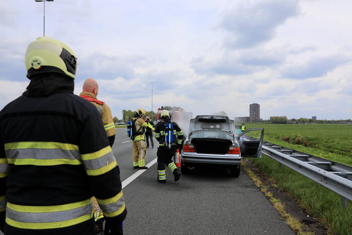Brandweer blust autobrand op snelweg