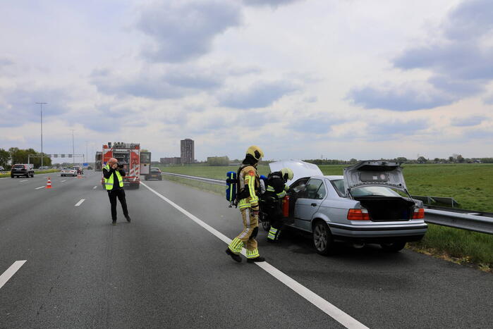 Brandweer blust autobrand op snelweg