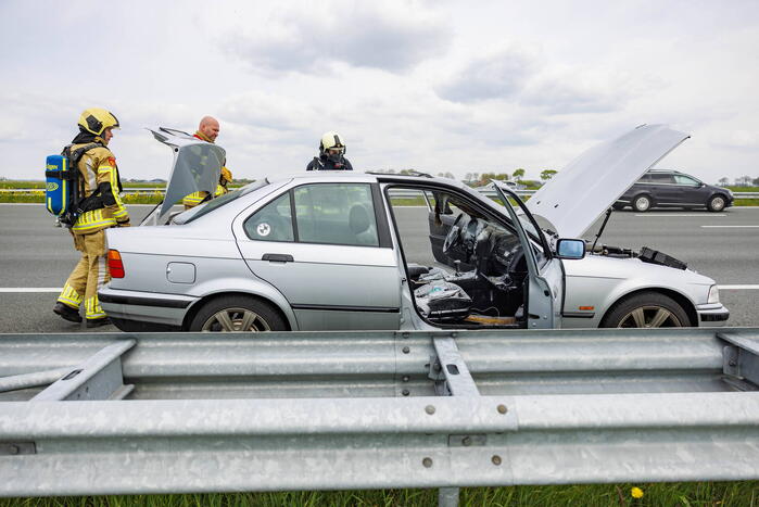 Brandweer blust autobrand op snelweg
