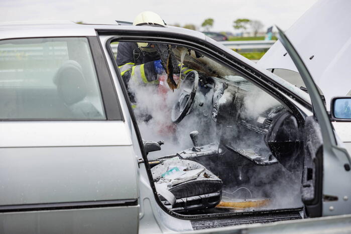 Brandweer blust autobrand op snelweg