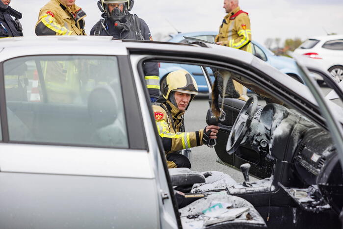 Brandweer blust autobrand op snelweg
