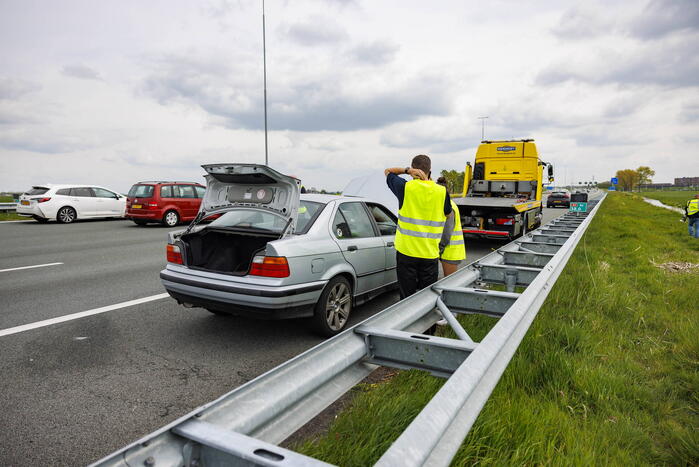 Brandweer blust autobrand op snelweg