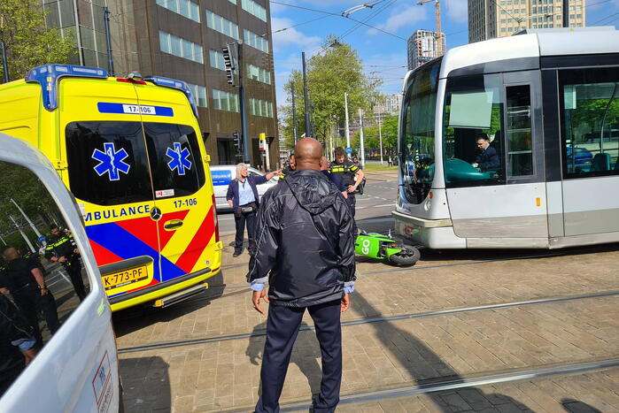 Scooterrijder gewond bij botsing met tram