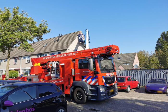 Schilder vast in hoogwerker