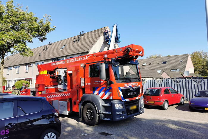 Schilder vast in hoogwerker