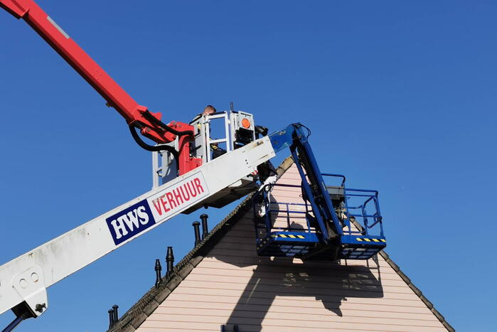 Schilder vast in hoogwerker