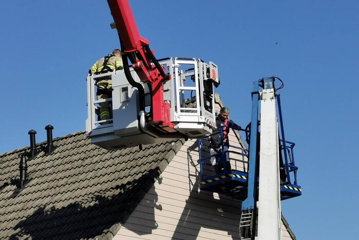 Schilder vast in hoogwerker