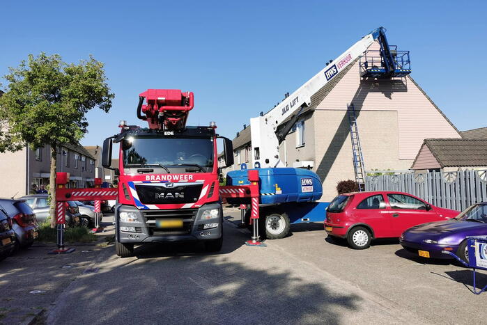 Schilder vast in hoogwerker