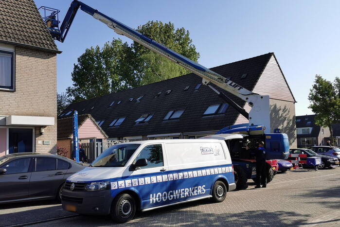 Schilder vast in hoogwerker