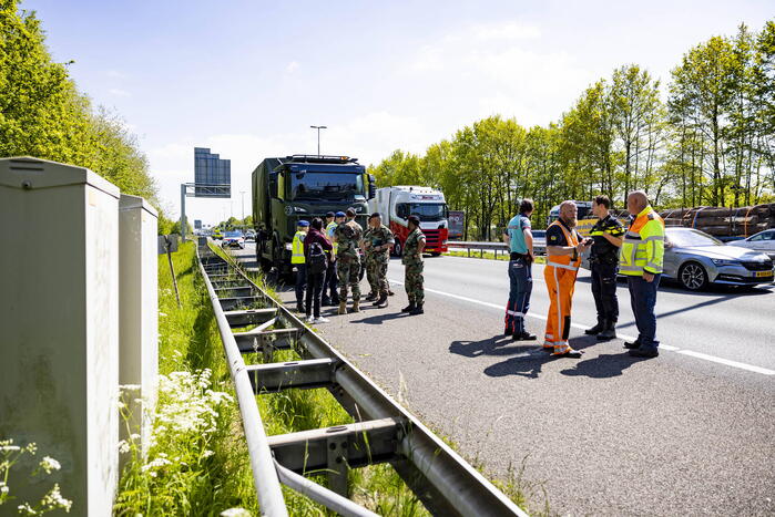 Automobiliste botst op militair konvooi