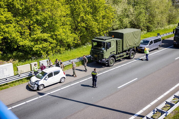 Automobiliste botst op militair konvooi