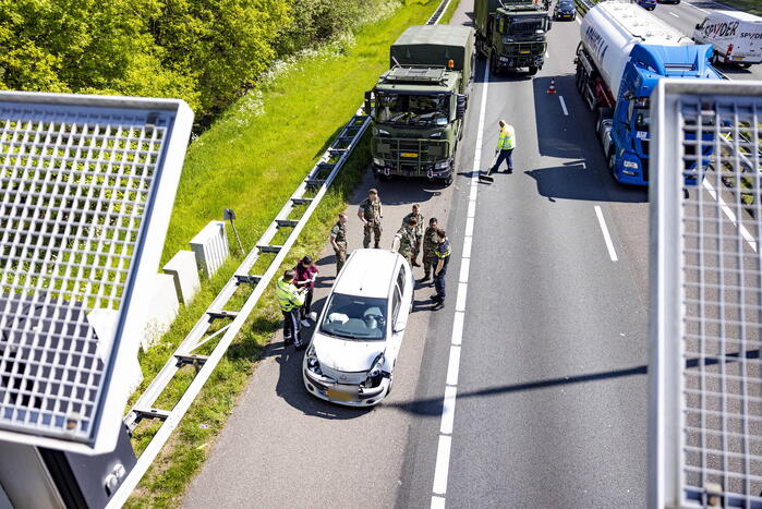 Automobiliste botst op militair konvooi